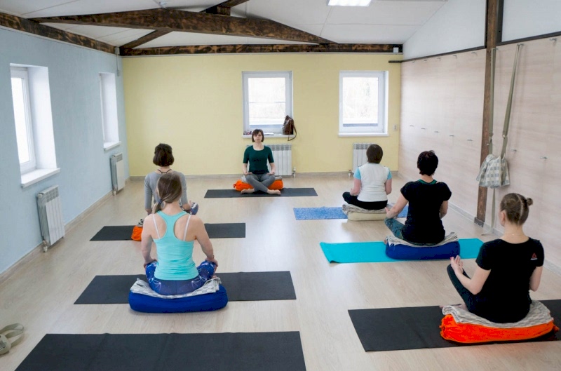 Асаны сидя - свастикасана